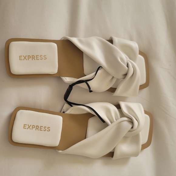 Shoes - 💗 Express white Sandals
